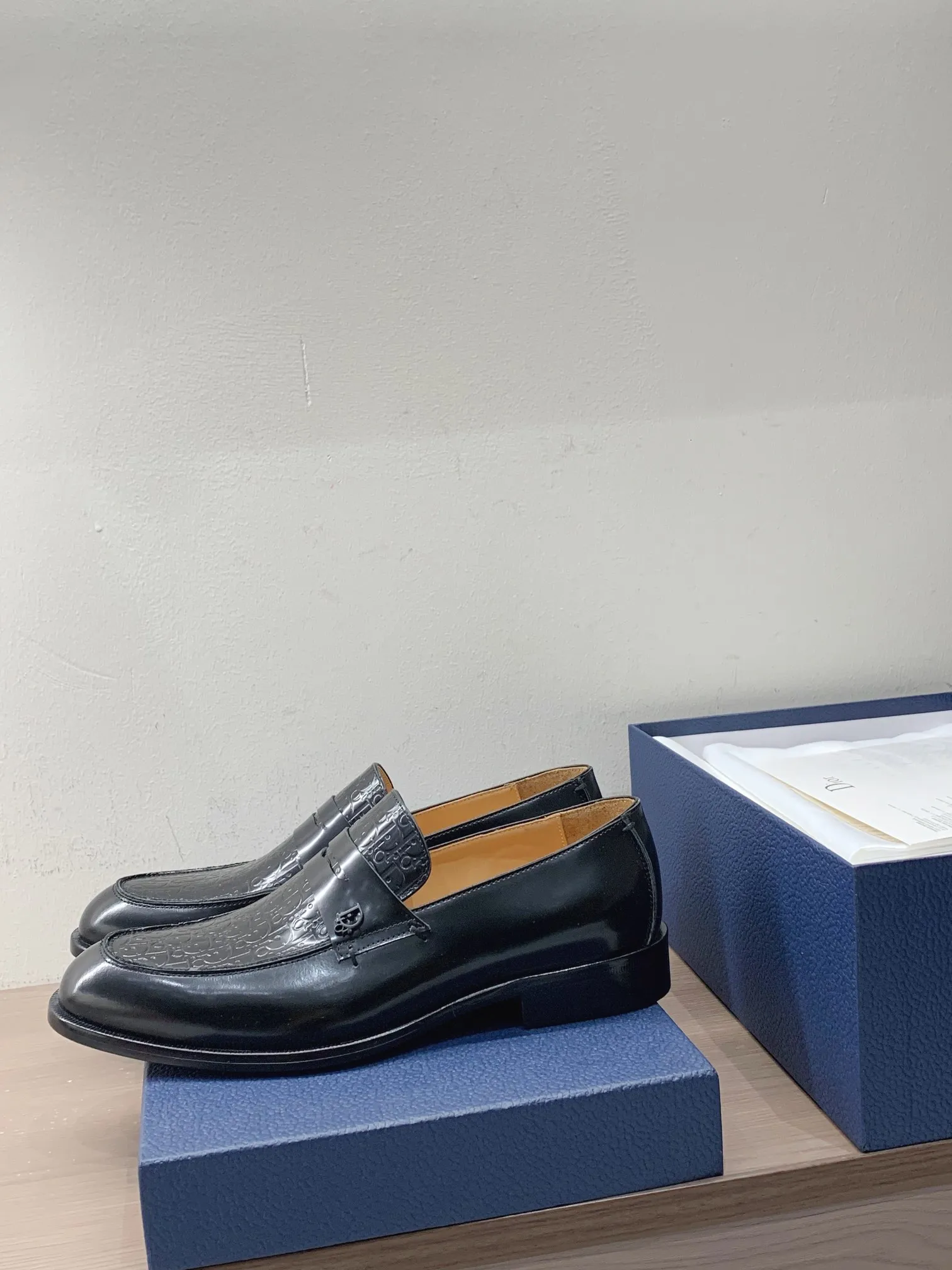 [Dior] Top P: 960💰 Standard code 39-44 (38.45.46 custom-made, non-returnable and non-exchangeable) Dior Dior's latest high-end men's boutique casual leather shoes, imported cowhide upper, water-dyed cowhide lining, imported leather outsole, perfect details are impeccable.